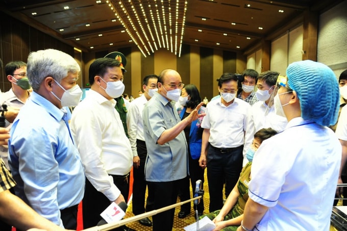Chủ tịch nước Nguyễn Xuân Phúc thăm hỏi, động viên các nhân viên y tế làm nhiệm vụ tiêm vaccine phòng COVID – 19 cho nhân dân tại phường Bạch Đằng, quận Hai Bà Trưng.