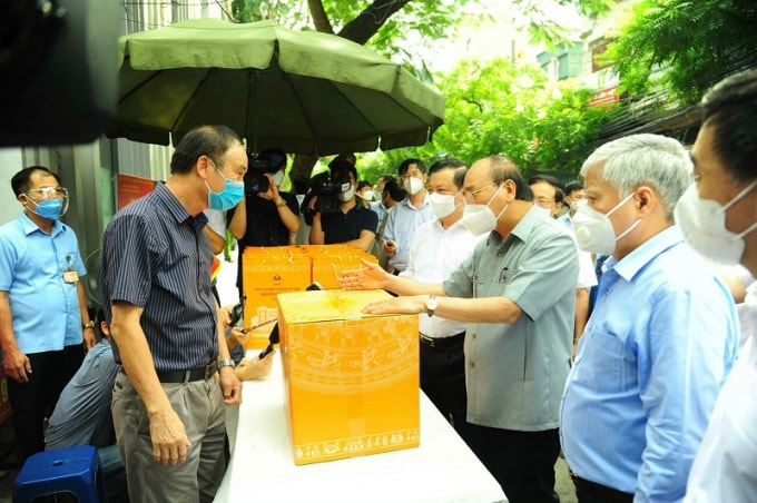 Chủ tịch nước Nguyễn Xuân Phúc thăm, động viên nhân dân tham gia bảo vệ “vùng xanh”, khu dân cư phường Bạch Đằng, quận Hai Bà Trưng.