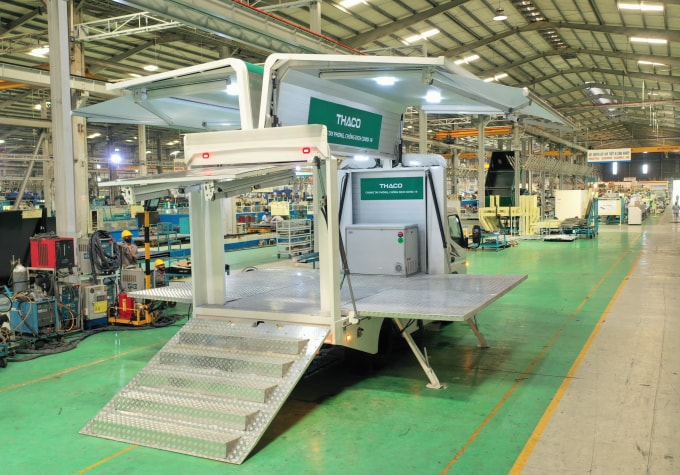 Hình ảnh một chiếc xe đang được lắp ráp, hoàn thiện trong nhà xưởng của THACO.