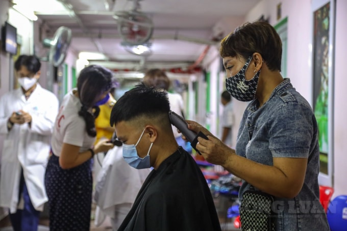 Bằng những công cụ cắt tóc thông thường như kéo, lược, tông-đơ..., các thợ cắt tóc tạo nên những kiểu tóc ngắn, mang đến cảm giác mát mẻ, thoải mái để y, bác sĩ yên tâm chống dịch trong những ngày nắng nóng.