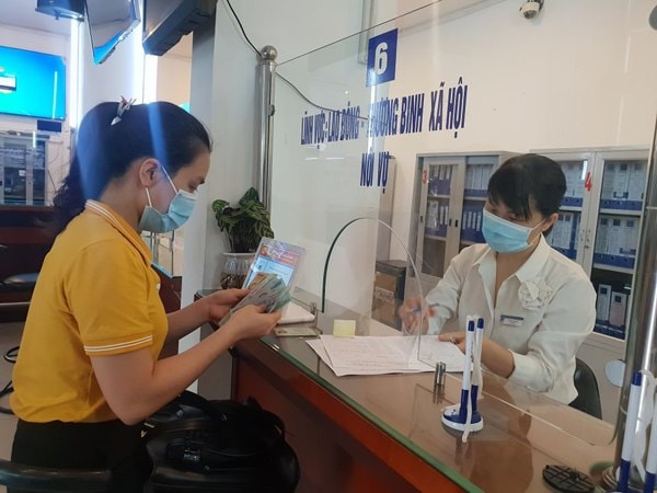 Lao động tại Hà Nội nhận hỗ trợ tại bộ phận một cửa. Ảnh minh họa