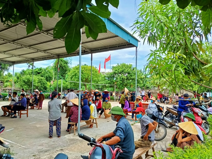 Người dân thôn Ngoại Xuân, xã An Dũng (huyện Đức Thọ) và thôn Văn Minh, xã Thường Nga (huyện Can Lộc) đến tham dự cuộc họp với Công ty Khánh Giang