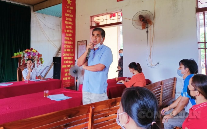Ông Đậu Tiến Sỹ - Giám đốc Công ty TNHH Khánh Giang trao đổi với người dân
