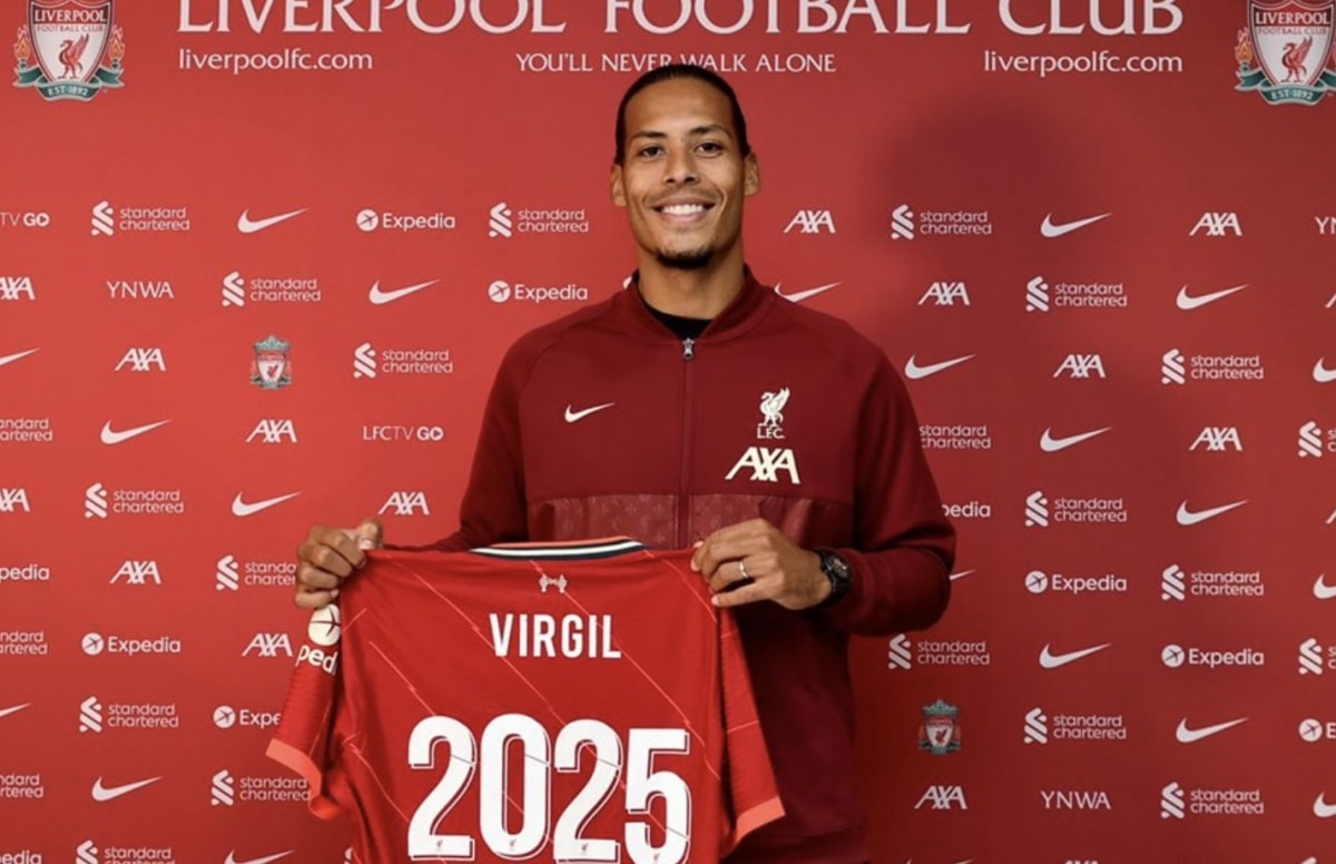 CLB Liverpool công bố hợp đồng mới với Van Dijk ngay trước trận ra quân Premier League 2021/2022. Ảnh: Getty