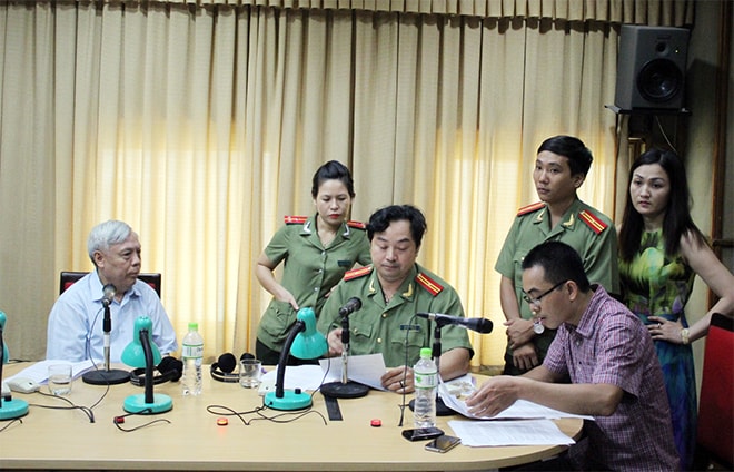 Trung tá, nhà báo Lê Thanh Tăng cùng các đồng nghiệp thực hiện một chương trình của Đài Tiếng nói Việt Nam