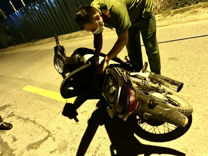 Bị lực lượng Công an truy đuổi, các đối tượng bỏ lại xe máy trên đường tẩu thoát.