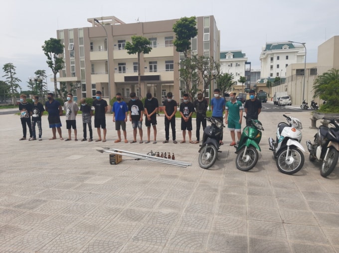 15 đối tượng bị Công an quận bắt giữ và tang vật vụ việc.