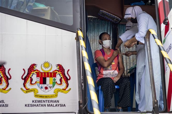 Nhân viên y tế tiêm vaccine phòng COVID-19 cho người dân tại bang Selangor, Malaysia. Ảnh: THX