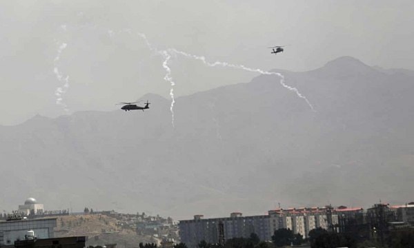 Pháo sáng trên bầu trời thủ đô Kabul ngày 15/8 khi trực thăng quân sự Black Hawk (Mỹ) bay ngang qua. Nguồn: AP