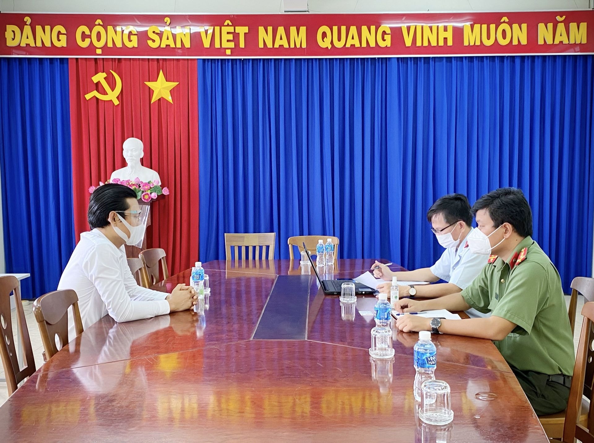 Chủ sở hữu trang fanpage “Thổ địa Tây Ninh” (bên trái) tại buổi làm việc với Thanh tra Sở Thông tin – Truyền thông và Phòng An ninh chính trị nội bộ (Công an Tây Ninh). Ảnh: Tây Ninh Online