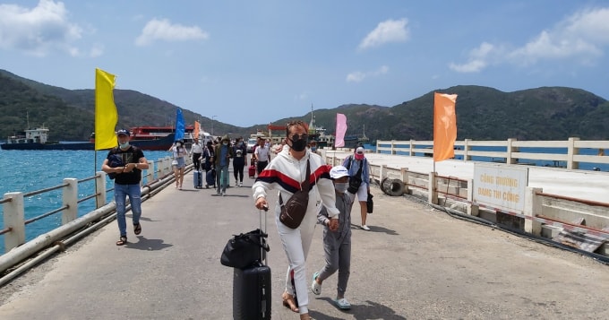 Huyện Côn Đảo đang dừng đón du khách.