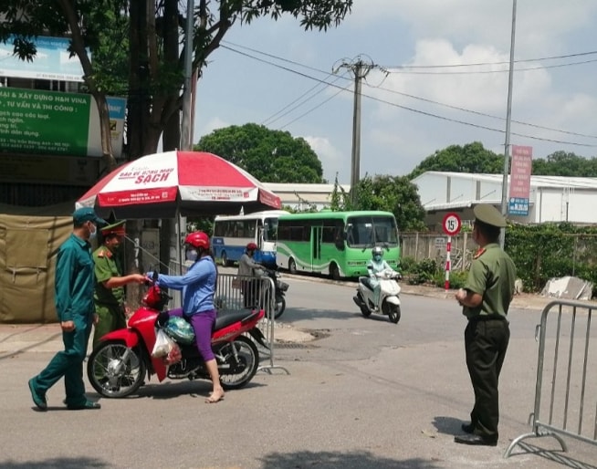 Hình ảnh chốt kiểm soát phòng chống dịch tại huyện Đông Anh. Ảnh: kinhtedothi