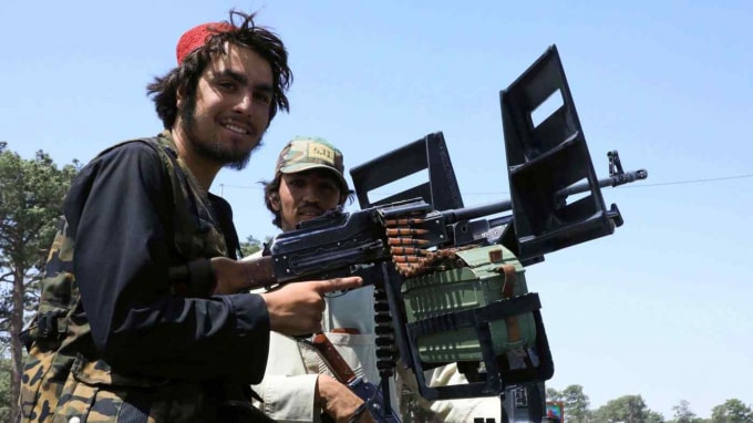 Lực lượng Taliban tuần tra trên một con phố ở thành phố Herat, miền tây Afghanistan vào ngày 14 tháng 8 - Ảnh: Reuters
