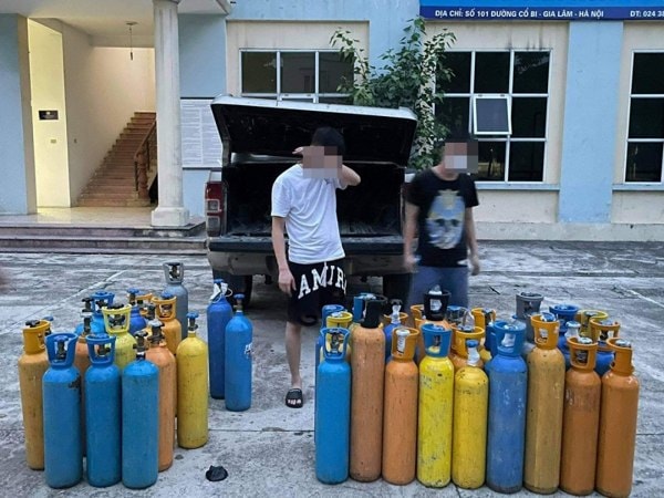 Hai đối tượng N.V.M. và N.H.H. cùng tang vật. Ảnh: Công an cung cấp