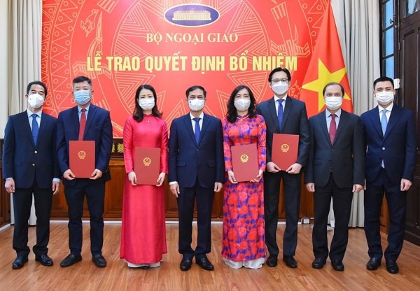 Lãnh đạo Bộ Ngoại giao cùng các cán bộ được bổ nhiệm
