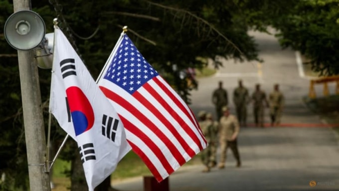 Cờ Hàn Quốc và Mỹ bay cạnh nhau tại Yongin, Hàn Quốc, vào ngày 23 tháng 8 năm 2016. Ảnh: Reuters