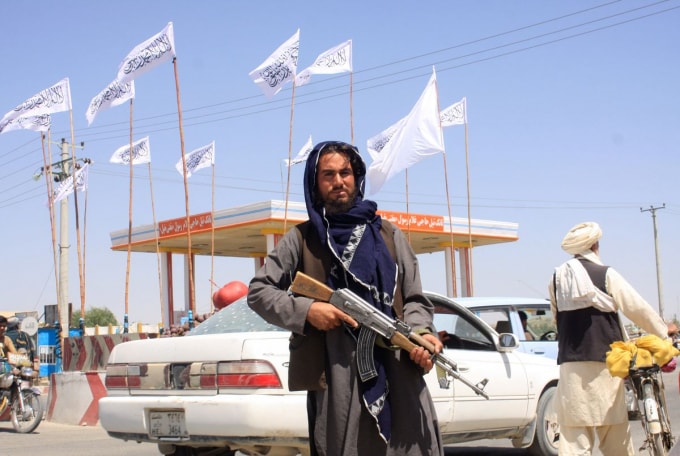 Một chiến binh Taliban tại thành phố Ghazni, Afghanistan ngày 14 tháng 8 năm 2021. Ảnh: REUTERS / Stringer