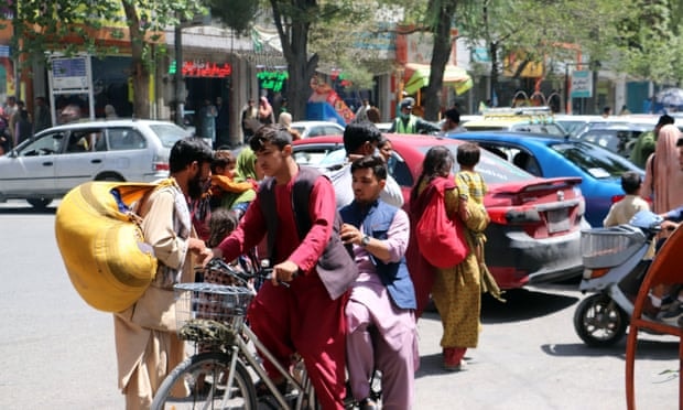 Mọi người đua nhau về nhà trú ẩn khi Taliban tiến vào Kabul - Ảnh: Bashir Darwish