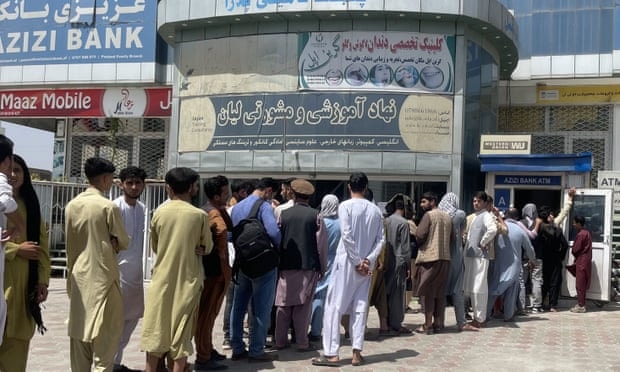 Người dân xếp hàng để rút tiền từ một ngân hàng ở Kabul vào Chủ nhật - Ảnh: Anadolu Agency / Getty Images