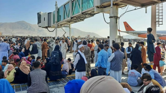 Sân bay Kabul hỗn loạn khi hàng nghìn người đổ xuống đường băng tìm cách rời khỏi đất nước - Ảnh: AFP