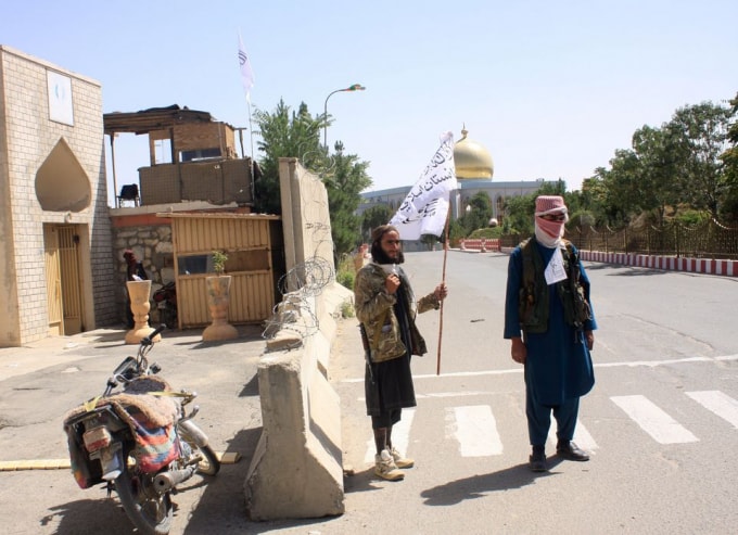 Các chiến binh Taliban canh giữ ở tỉnh Ghazni, Afghanistan ngày 14 tháng 8 năm 2021 - Ảnh: REUTERS