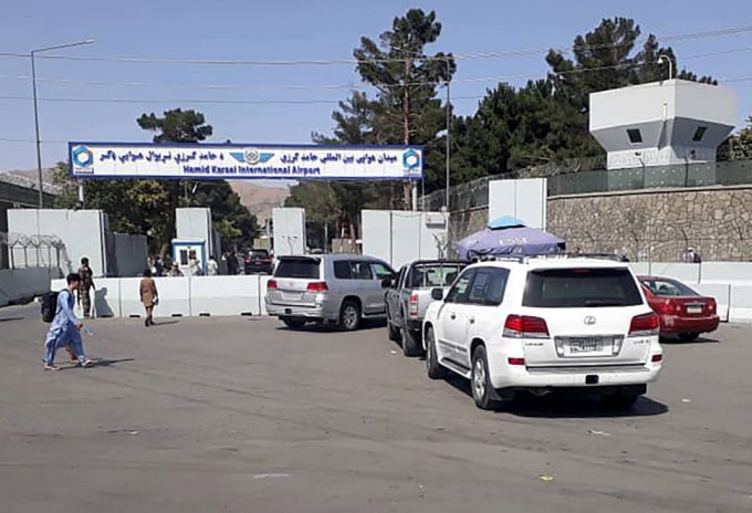 Cổng vào sân bay quốc tế Kabul, Afghanistan - Ảnh: Reuters