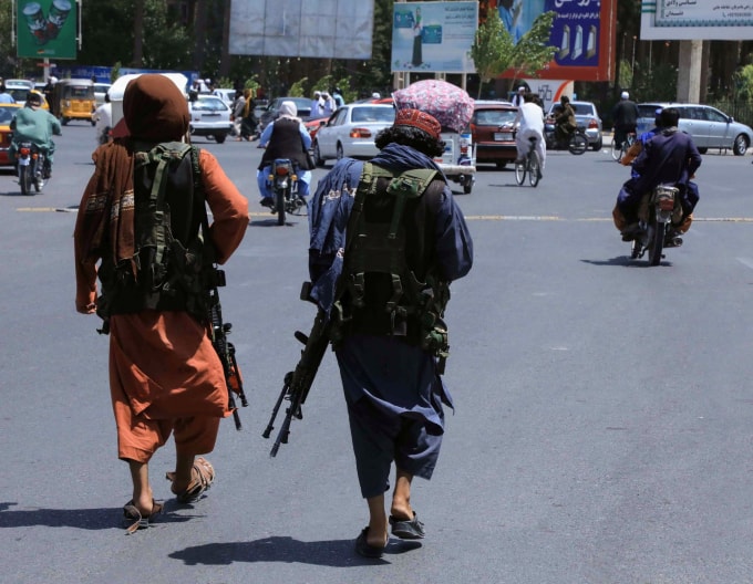 Các chiến binh Taliban tuần tra thành phố Kabul sau khi tiến vào thủ đô - Ảnh: Reuters