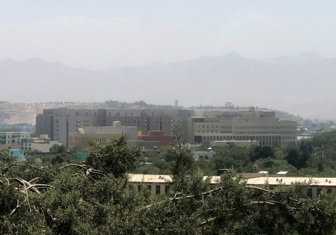 Đại sứ quán Mỹ tại Kabul đã hạ cờ và di tản hết các nhân viên ngoại giao - Ảnh: Reuters