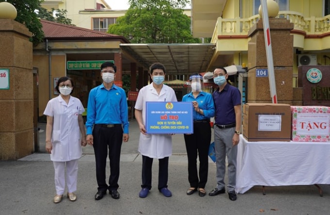 Phó Chủ tịch Thường trực LĐLĐ TP Đặng Thị Phương Hoa thăm, tặng quà đội ngũ y, bác sĩ, người lao động tại Bệnh viện Bắc Thăng Long. Ảnh: HNP