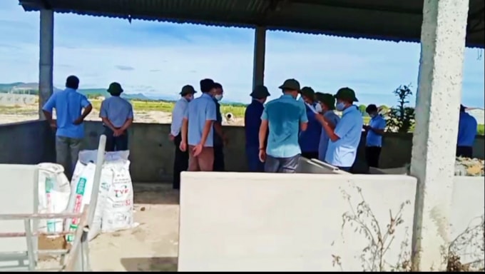 Lãnh đạo tỉnh đi kiểm tra thực tế các hạng mục chuồng trại chăn nuôi, hệ thống xử lý nước thải tại trang trại chăn nuôi của Công ty TNHH Khánh Giang
