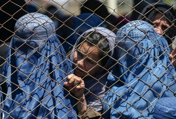 Phụ nữ Afghanistan lo lắng trước tương lai mờ mịt khi Taliban lên nắm quyền - Ảnh: Reuters