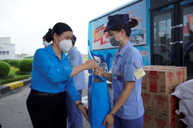 Bà Đặng Thị Phương Hoa trao túi 