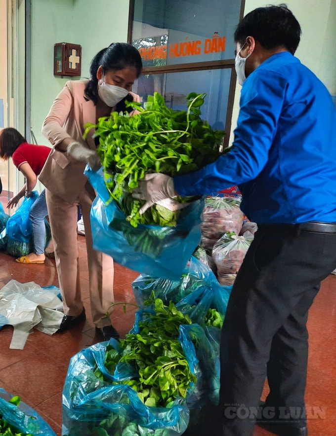 Dù đứng ở vai trò lãnh đạo, anh Duy không ngại tiếp xúc, tận tay thực hiện những công việc dù là nhỏ nhất