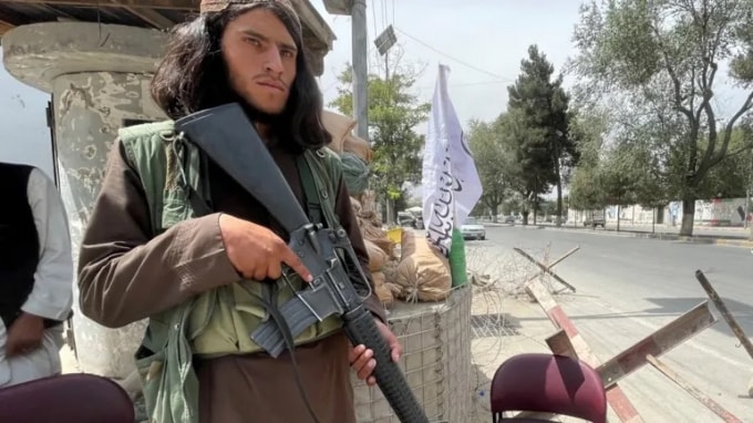 Một thành viên của lực lượng Taliban canh gác tại một trạm kiểm soát ở Kabul © Reuters