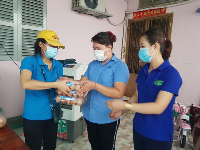 Cán bộ Liên đoàn Lao động TP Thủ Đức (TP Hồ Chí Minh) tặng thực phẩm cho công nhân khó khăn