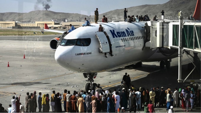 Khung cảnh người dân Afghanistan tập trung tại sân bay ở thủ đô Kabul chờ sơ tán hôm 16/8. Ảnh: The New York Times.