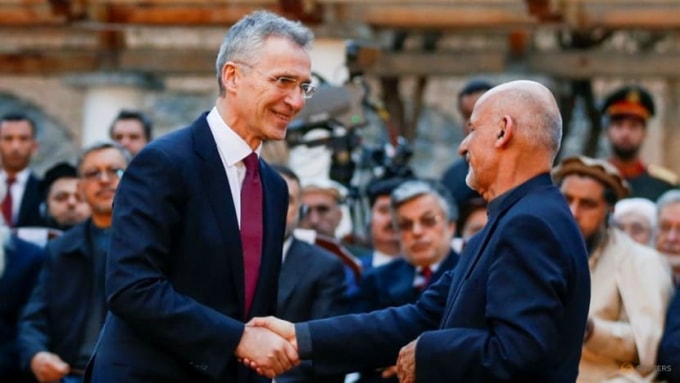 Tổng thống Afghanistan Ashraf Ghani (phải) bắt tay Tổng thư ký Tổ chức Hiệp ước Bắc Đại Tây Dương (NATO) Jens Stoltenberg trong cuộc họp báo chung ở Kabul ngày 29/2/2020. Ảnh: Reuters