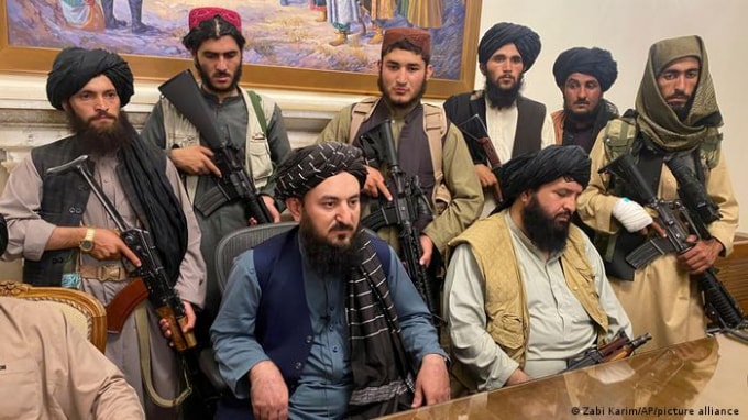 Quân đội Taliban chụp ảnh trong dinh Tổng thống Afghanistan. Ảnh: DPA