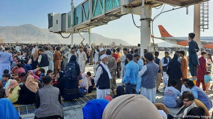 Người dân nằm chờ la liệt ở sân bay Kabul mong muốn được lên các chuyến bay giải cứu. Ảnh: GI