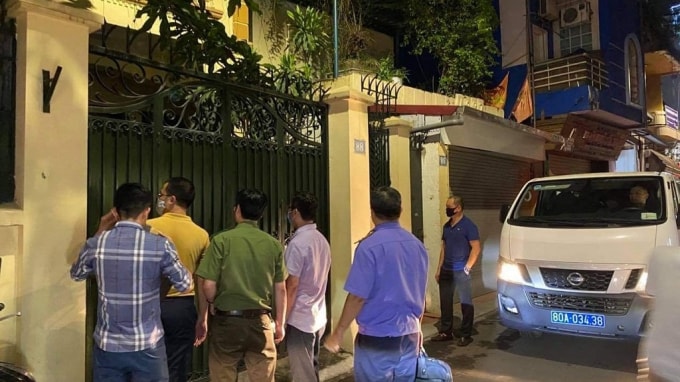 Cơ quan tố tụng thực hiện lệnh khám xét nhà riêng đối với cựu Chủ tịch Hà Nội Nguyễn Đức Chung tại 88 Trung Liệt (ảnh st)