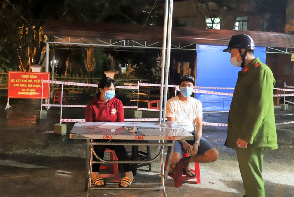 Hình ảnh cơ quan chức năng TP.Bảo Lộc làm việc với các trường hợp vi phạm quy định phòng chống dịch. Ảnh: laodong.vn
