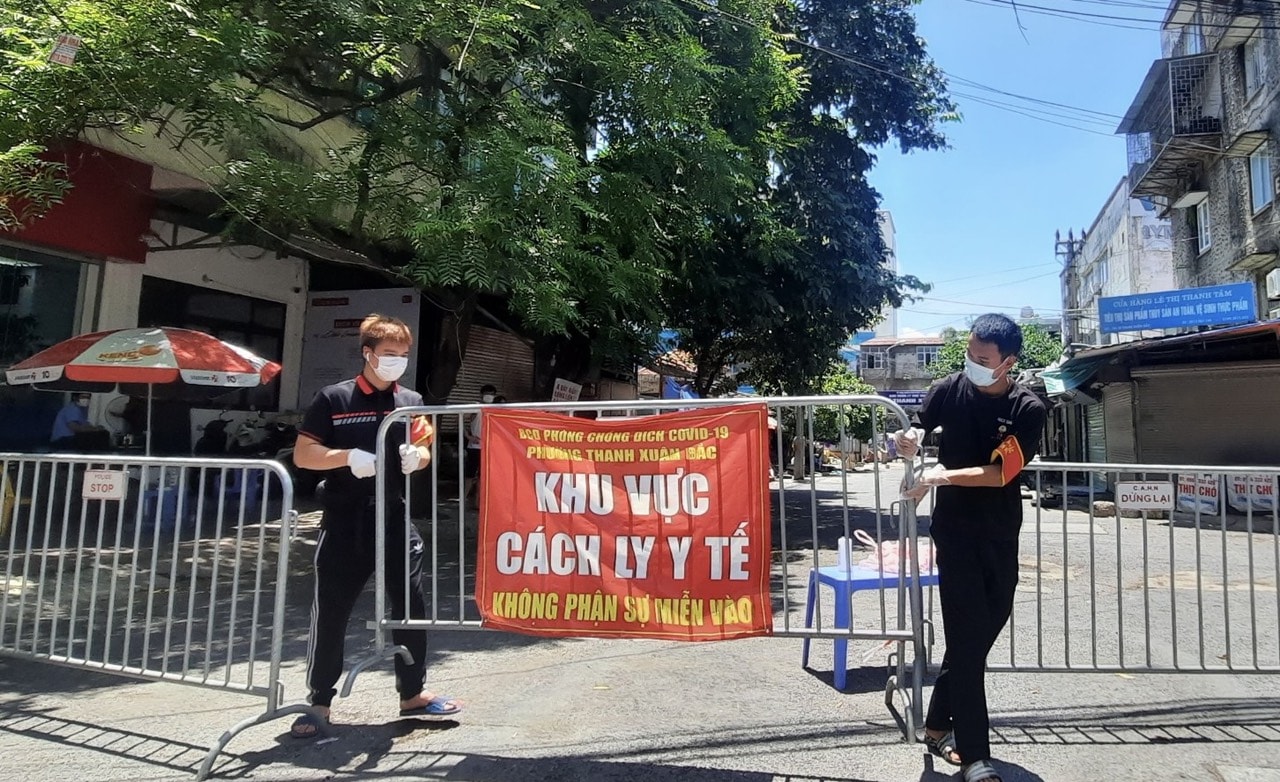 Sau 14 ngày cách ly y tế, nhà E8 Thanh Xuân Bắc có 87 hộ với 285 nhân khẩu đã chính thức được gỡ phong tỏa. Ảnh: kinhtedothi