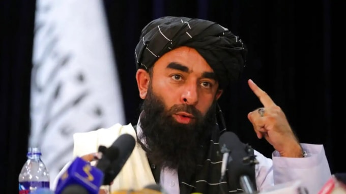 Phát ngôn viên của Taliban Zabihullah Mujahid phát biểu tại cuộc họp báo đầu tiên của ông ta, ở Kabul, Afghanistan vào ngày 17 tháng 8. Trong nhiều năm, Mujahid đã là một nhân vật đưa ra các tuyên bố thay mặt cho các chiến binh. © AP