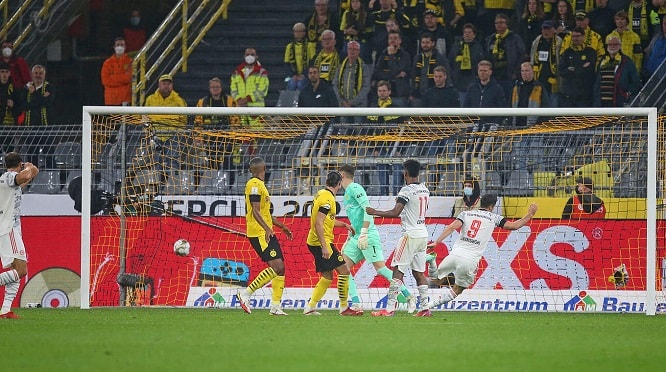 Lewandowski ấn định chiến thắng tỷ số 3-1 cho Bayern Munich. Ảnh: internet
