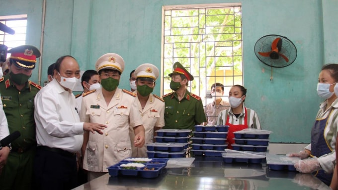 Chủ tịch nước Nguyễn Xuân Phúc kiểm tra Khu hậu cần, chuẩn bị bữa ăn cho phạm nhân.