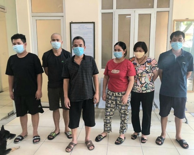 Hình ảnh 6 đối tượng tụ tập đánh bạc trong khi Hà Nội đang thực hiện giãn cách xã hội. Ảnh: kinhtedothi
