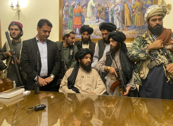 Các chiến binh Taliban giành quyền kiểm soát dinh tổng thống ở Kabul vào ngày 15 tháng 8 năm 2021, sau khi Tổng thống Ashraf Ghani chạy trốn khỏi đất nước - Ảnh: Zabi Karimi / AP