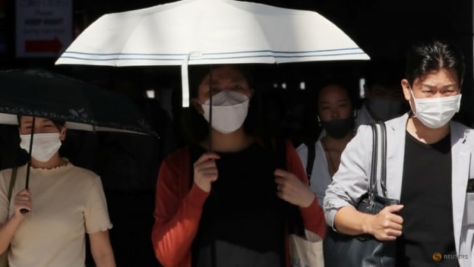 Những người đeo khẩu trang bảo vệ đi ra đường, trong bối cảnh bùng phát COVID-19 ở Tokyo, Nhật Bản, vào ngày 10 tháng 8 năm 2021. Ảnh: REUTERS