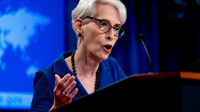 Thứ trưởng Ngoại giao Hoa Kỳ Wendy Sherman phát biểu về cuộc khủng hoảng ở Afghanistan với các phóng viên tại Bộ Ngoại giao. Ảnh: AFP