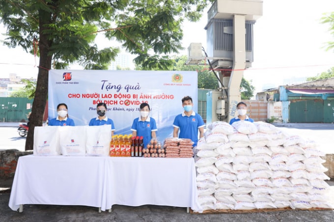 Mỗi phần quà gồm tiền mặt và các nhu yếu phẩm thiết yếu.